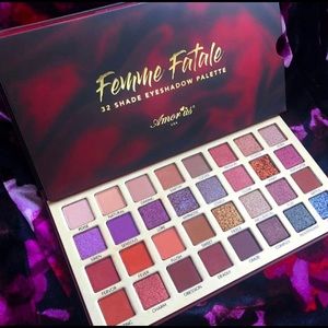 Femme Fatale 32 glitter, mattes eyeshadow n mirror
